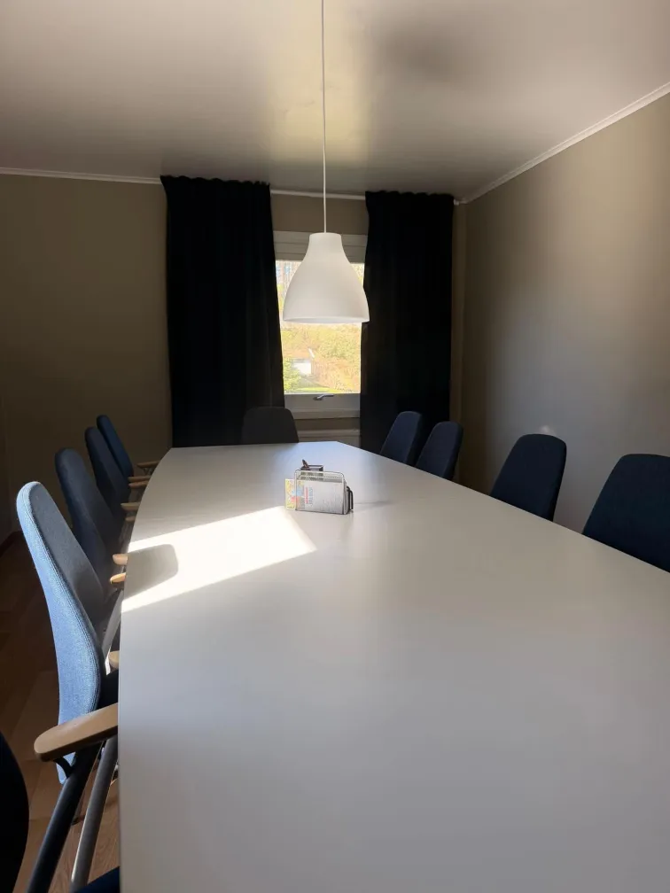 Mötesrum med konferensbord