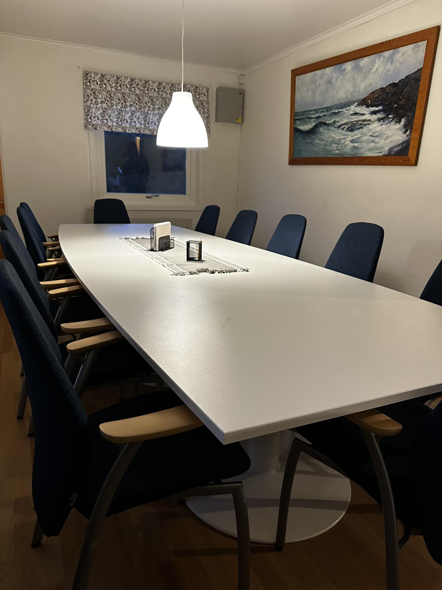 Mötesrum med konferensbord